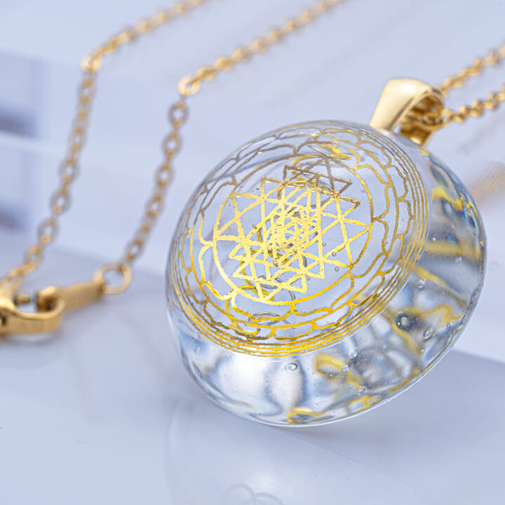 シュリヤントラの金のモチーフを封じたペンダント